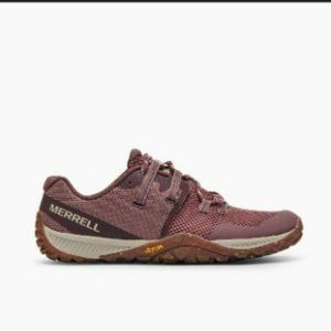 Women Trail Glove 6 Sneakers - Color: Burlwood